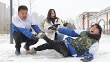 二浪被敌人逼入绝境，不料脱鞋后敌人纷纷投降，怎么回事？
