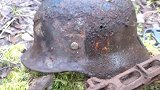 用金属探测器探索二战遗迹，挖到一个头盔，还有一节冲锋枪枪杆