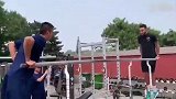 库里与消防员比撑双杠 看得出来谁赢了吗