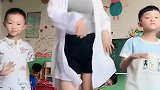 幼师小姐姐带孩子们跳舞，眼前这一幕，看完不许笑哦！