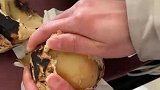 男子做烤梨子，外皮轻轻一掰就掉，感觉那脆的皮才好吃