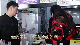 河南大姐靠卖一根面火爆市区，5个人忙不过来，顾客很远开车来吃