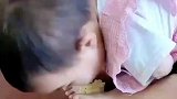 小女孩努力用双脚练习适应日常生活