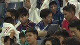 下雨也挡不住！日本球迷身披雨衣落座 静候巴萨VS切尔西之战