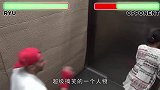 拳皇也有cosplay小哥在电梯中寻找对手，却碰到麻烦