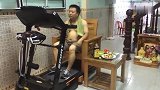 综合-17年-大叔跑步机上边吃边坐着跑 这样真的是在减肥吗-新闻
