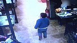 郑州一3岁男孩从5楼坠亡 父母姐姐却在自助店里吃火锅