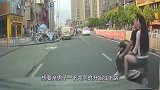 情侣骑车出门，女友非要在车上秀恩爱，实力作死！