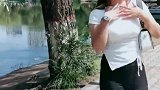逛公园的女人穿搭时尚，彰显高贵气息！