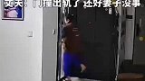 女子撞上玻璃门，老公心疼安慰