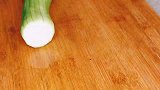 炒丝瓜很多人直接下锅，怪不得丝瓜发黑又出水，大厨教你饭店做法