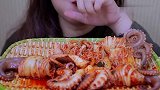 妹子吃泡菜包八爪鱼，这吃法很有创意，嚼起来非常脆