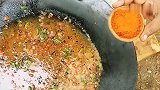 印度大姐在野外用大锅做美食，这一大锅黄黄的是什么汤底