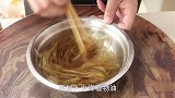 黄豆芽炒粉条怎样做更好吃？炒之前多加这一步，粉条入味还不粘锅