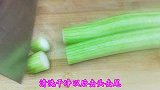 炒丝瓜有人先焯水，有人直接炒，都不对，难怪丝瓜发黑没食欲
