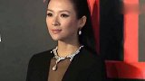 零下27度章子怡晒旅游照穿貂绒喝咖啡冻到脸变形
