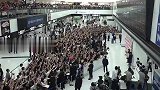 日本队回国获英雄般接待 万名球迷接机送鲜花掌声