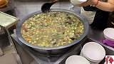 这碗汤，西安人早上必吃，一天五桶不够卖，来晚只能等明天