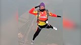 军运会中国跳伞队员空中敬礼 网友：中国军人太帅了