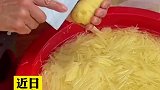 婆婆徒手握土豆，刀切土豆丝