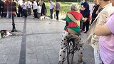 大妈公园喝酒卖艺，惊跑了狗吓哭娃