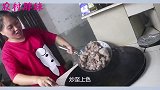 下大雨只剩公公在家，胖妹买50元骨头卤半小时，公公啃过瘾啦