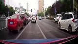 实拍：丰田霸道也不霸道，无奈实线变道，全责跑不了！