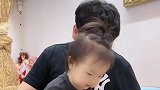 两岁宝宝：你敢抢我吃的，信不信我扎你的心，爸爸是真的扎心了