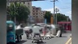 成包的大蒜散落路上，多人哄抢搬运，路人呵斥制止未果！现场曝光