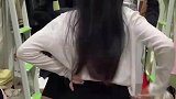 女孩在宿舍拍下室友夹头发