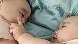 双胞胎兄弟6个月了，每天醒来都会这样，看得心里暖暖的！