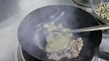 接地气的蘑菇炒肉片，大厨教你一招，鲜香滑嫩，家常下饭