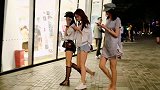 街拍：哪个女孩能让你一见钟情，左边这位怎么样？