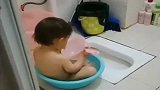 这才是宝宝洗澡的“最高境界”，答应我，看完忍住不要笑！