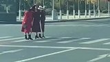 一大把年纪毫无敬畏之心！斑马线是这么用吗？