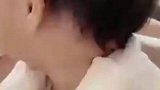 萌娃睡到一半突然醒来，母亲不敢说话
