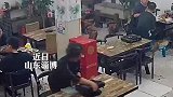 小伙深夜还在挨饿找工作饭店老板先端上热乎饭再录用
