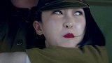女鬼子挟持美女，万万没想到被反美女将了一军，哪料结局令人感动