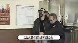 王大陆找黑道帮女友讨债，女友出庭被记者围堵，拒绝回应快步离开