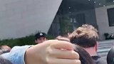 网友去看跑男录制现场，不料却围观上了门口保安