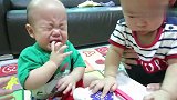 可爱小宝宝上演了一出恶人先告状,被咬的还没哭,咬人的先哭了！