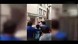中超-14赛季-上海德比球迷弄堂开战 拳脚横飞警察劝架-新闻
