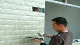 师傅铺砖，边上怎么多出来一块