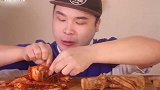 小哥吃一块泡菜配一口五花肉，撑到嘴巴都嚼不动