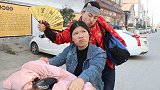 美女司机跑摩的遇小伙，坐前面后面都被占便宜，结局太逗了