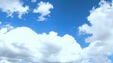 行驶在青海一望无际的公路上，蓝天白云，真的很美