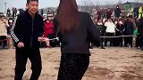 男子和漂亮的小姐姐摔跤，没想到僵持许久后竟被小姐姐放倒了