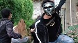 一群路人都吓跑了