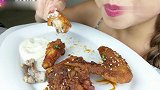这烤鸡翅有点过火了，但妹子吃得特别香