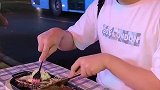 坐在马路边吃牛排的新奇体验，这家店告诉你